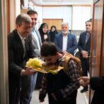 بازدید استاندار اصفهان و مشاور وزیر آموزش‌وپرورش از خانواده شهید علی‌علیپور در آستانه سال تحصیلی جدید